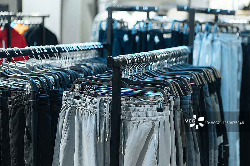 商场里悬挂起来的休闲裤图片素材