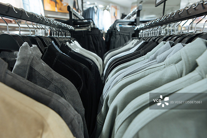 商场里悬挂起来的秋冬换季新品风衣图片素材