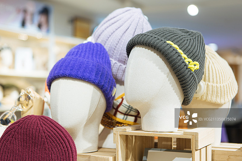 商场里的试衣假人模特秋冬换季新品针织帽图片素材