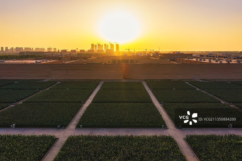 河南郑州《只有河南·戏剧幻城》剧场夏季日落时分户外风光航拍图片素材