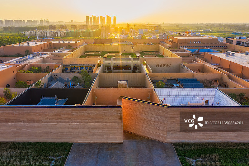 河南郑州《只有河南·戏剧幻城》剧场夏季日落时分户外风光航拍图片素材