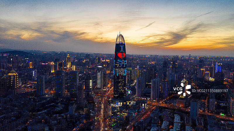 济南绿地中心夜景航拍图片素材