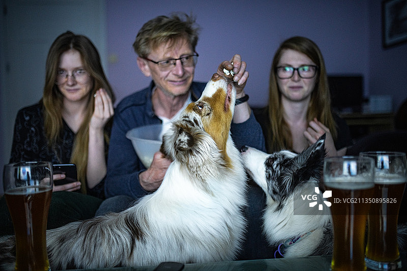 成年子女与父亲一起看电视图片素材