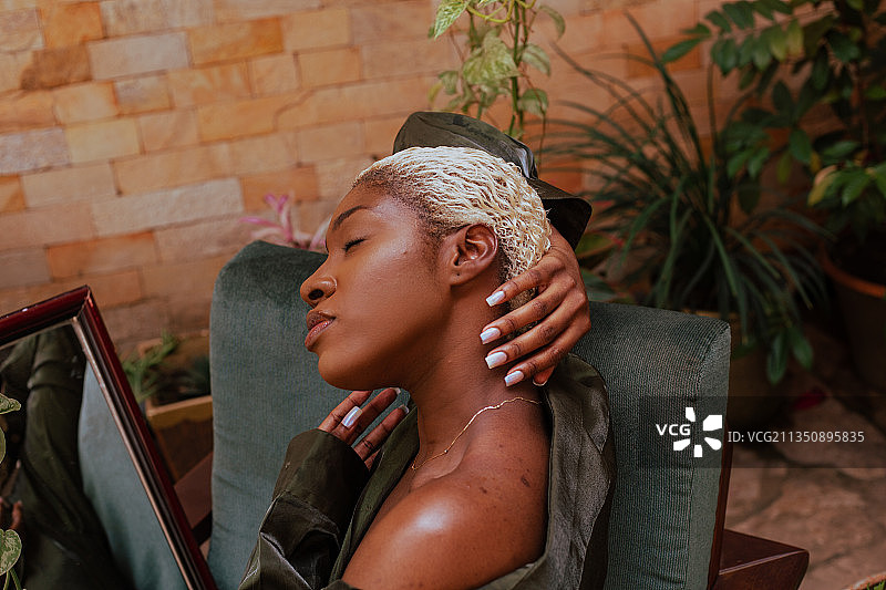 坐在盆栽附近的年轻女人，阿克拉，加纳图片素材