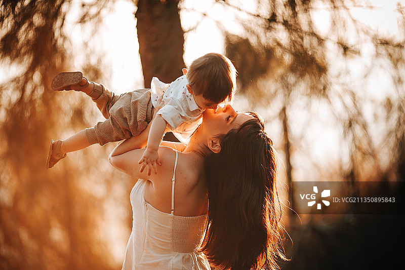 年轻的母亲和孩子在公园里度过美好时光，巴西米纳斯吉拉斯州贝洛奥里藏特图片素材