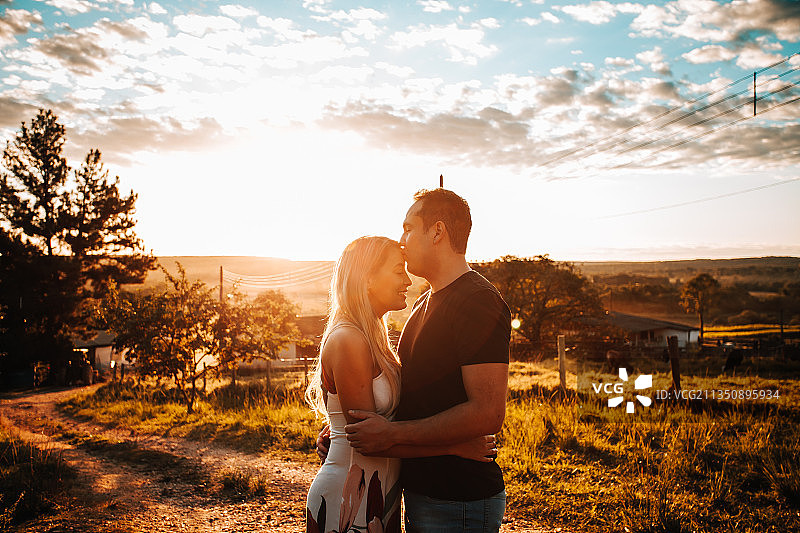 相爱的情侣，贝洛奥里藏特，米纳斯吉拉斯州，巴西图片素材