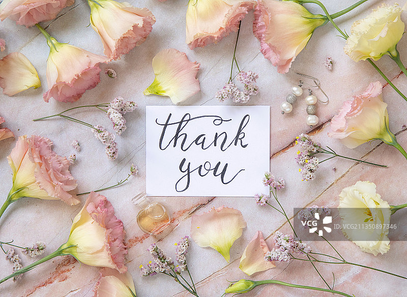 桌子上带有文字的玫瑰花高角度视图图片素材