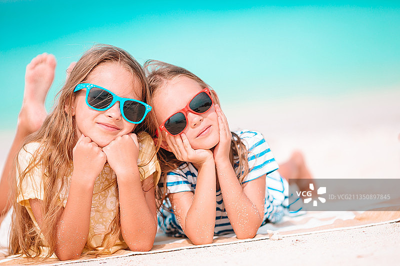 快乐有趣的女孩们在热带海滩玩耍图片素材