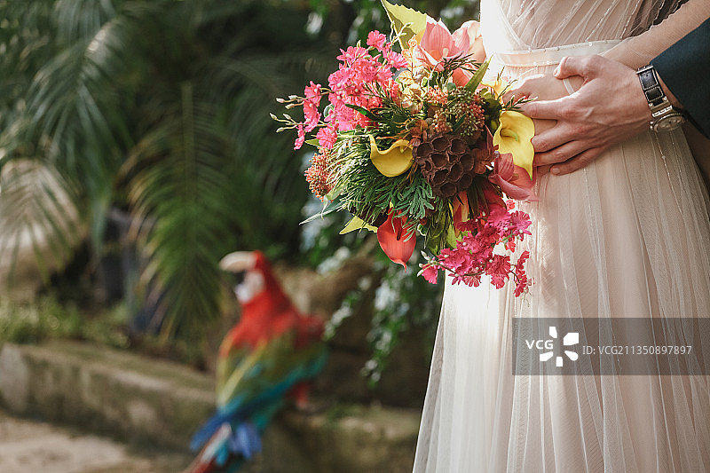 新娘手捧花束的中段照图片素材