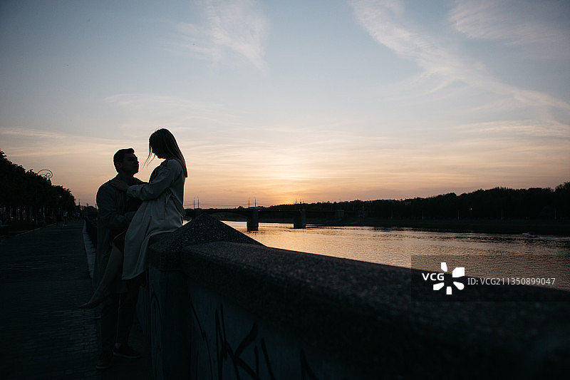 年轻夫妇在俄罗斯城市享受浪漫时光图片素材