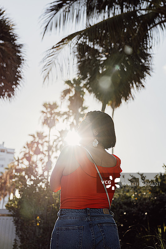 在迈阿密花园里休闲的女子图片素材