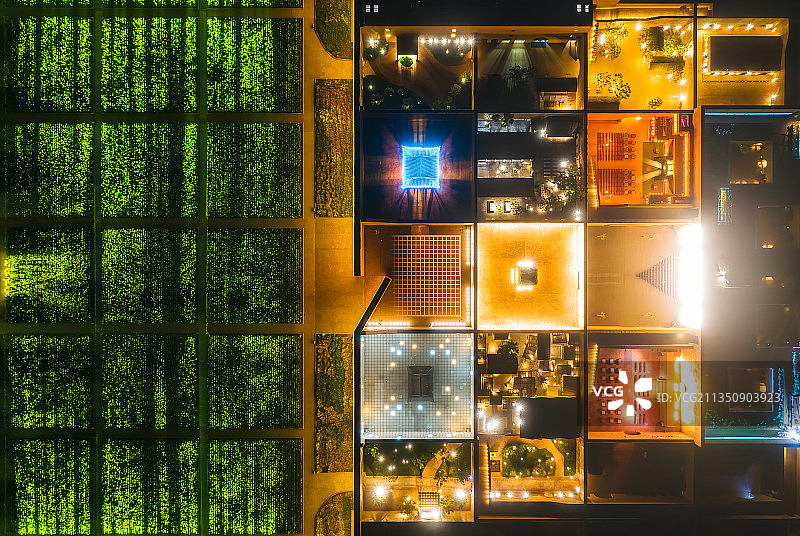 河南郑州《只有河南·戏剧幻城》剧场夏季夜景航拍正上方视角图片素材