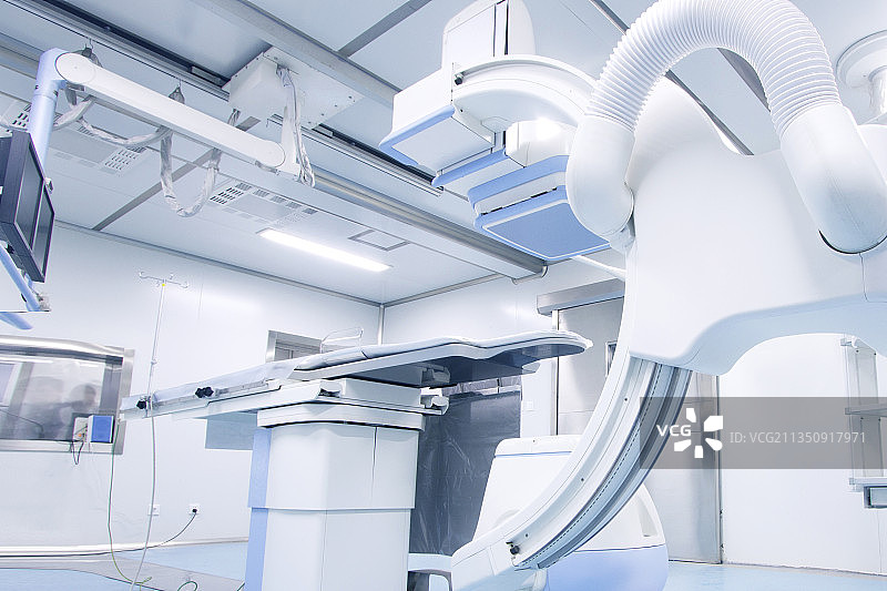 放射介入室的大型C形臂血管造影机图片素材