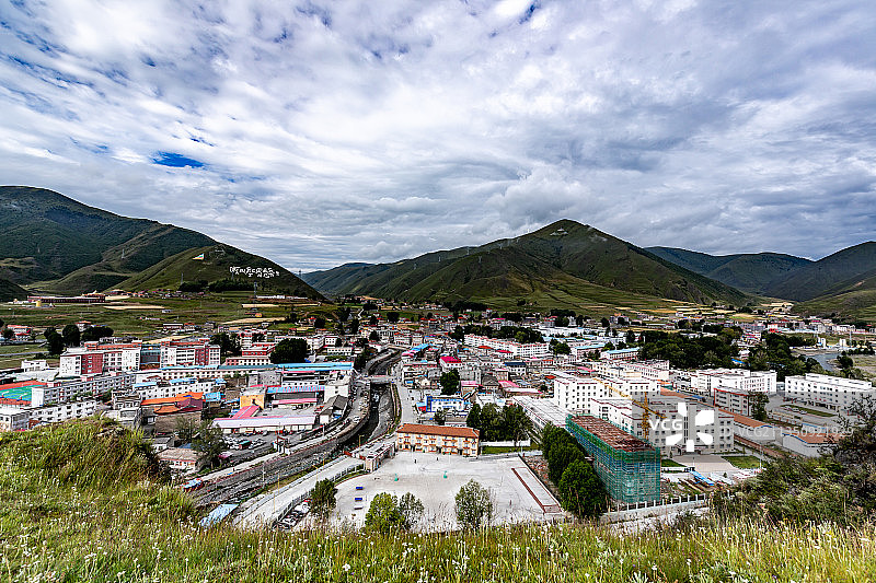 俯瞰新都桥图片素材