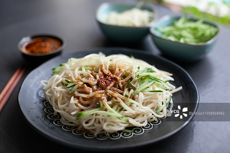 芝麻酱凉面和菜码图片素材