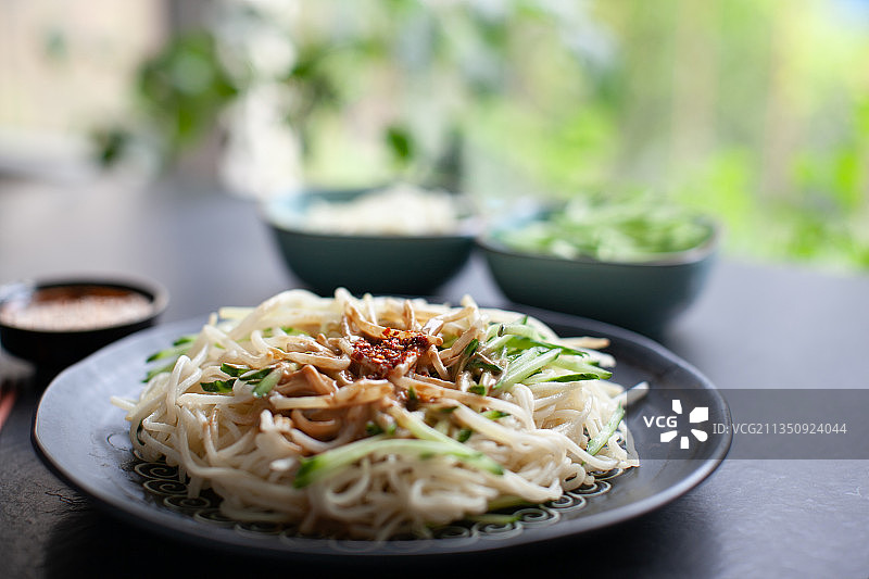 芝麻酱凉面和菜码图片素材