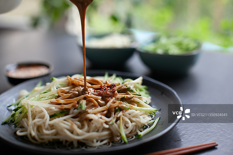 芝麻酱凉面和菜码图片素材