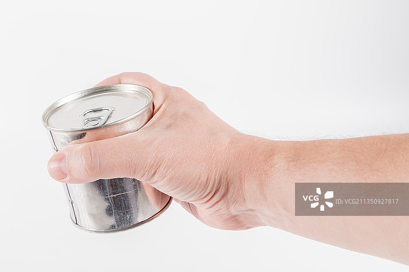 白色背景上手持听诊器的手部特写图片素材