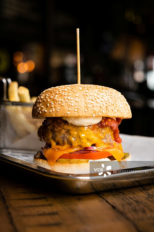 桌上的汉堡特写，俄罗斯图片素材