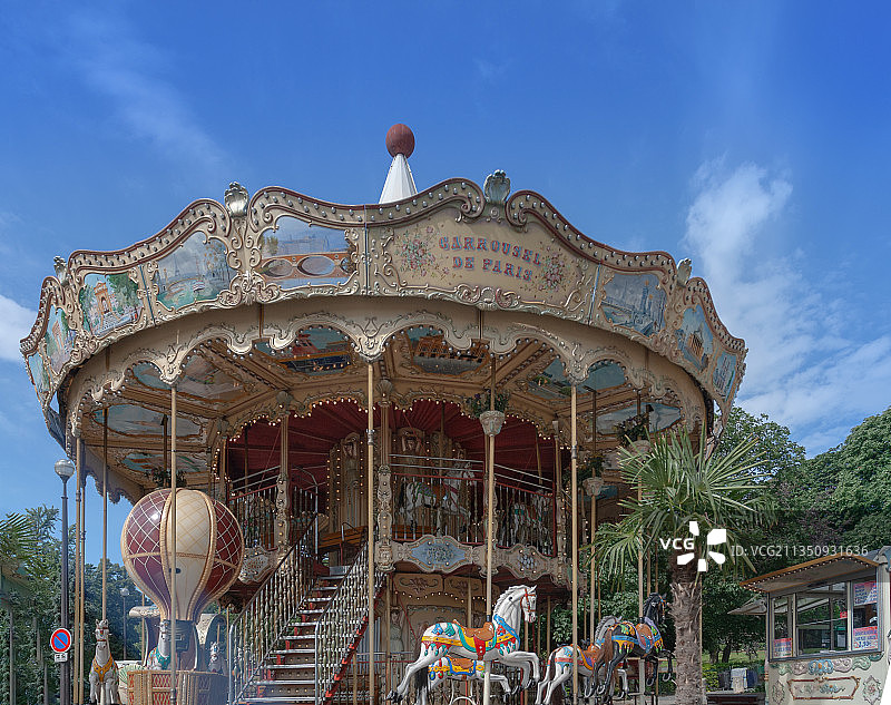 欧洲法国巴黎艾菲尔铁塔下的旋转木马图片素材
