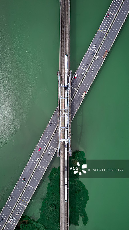 武汉东湖上的京广线图片素材