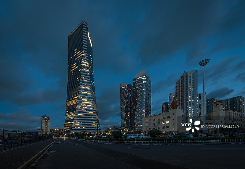 青岛邮轮港城市建筑夜景图片素材