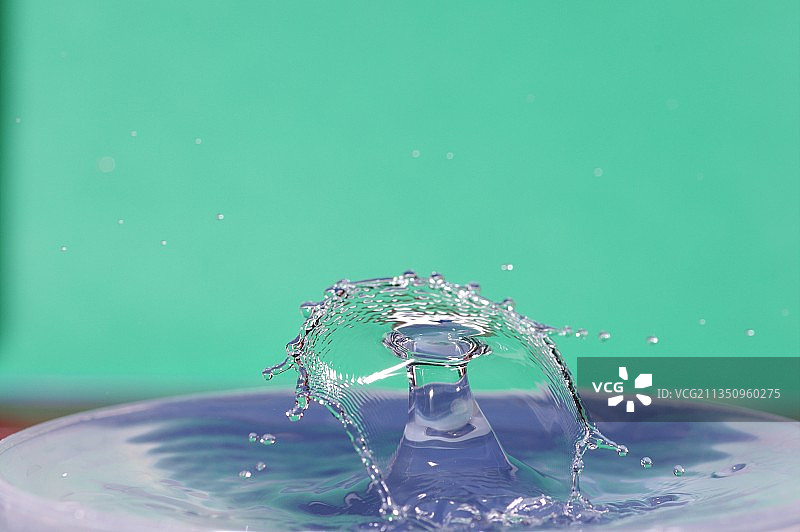 彩色背景下的水滴飞溅特写，日本图片素材