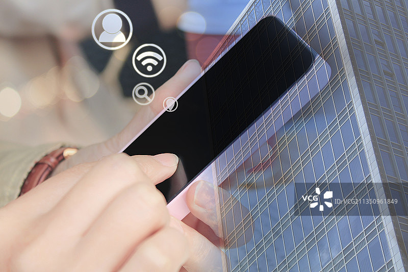 拿手机发信息的手特写图片素材