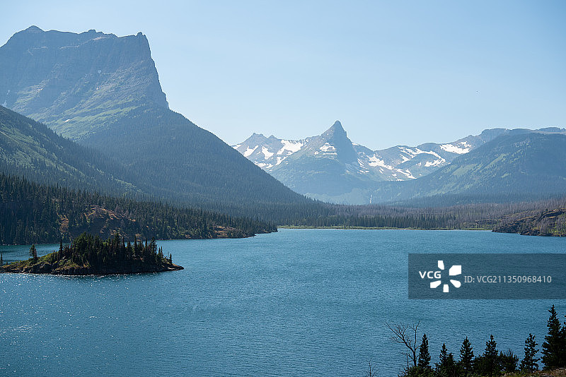 美国蒙大拿州冰川国家公园的湖光山色图片素材