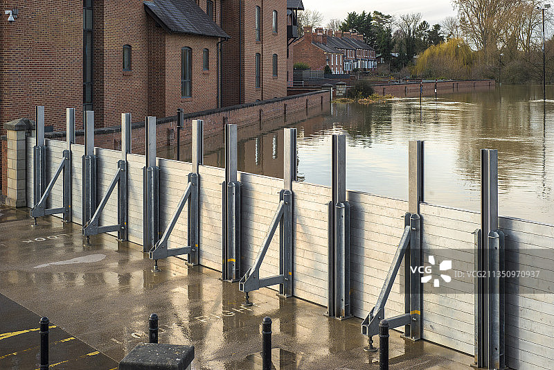 塞文河冬季洪水期间的可拆卸防洪堤运行图片素材