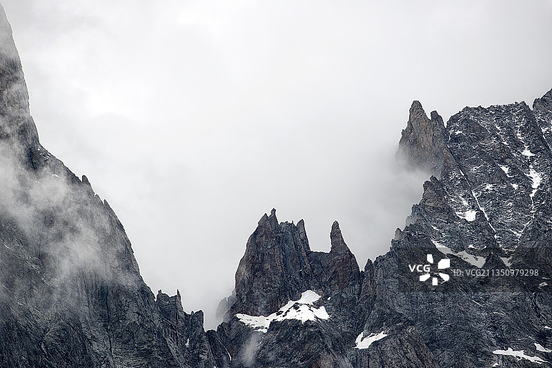 意大利奥斯塔，Courmayeur, Noire de peterey，白雪皑皑的山峰，的低角度图片素材