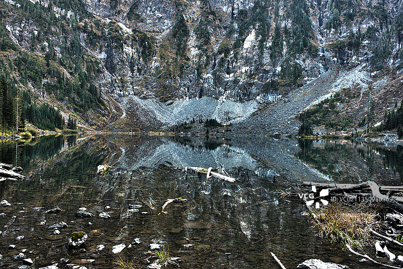 美国华盛顿州奥本冬季森林湖泊风光图片素材