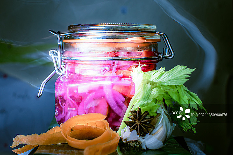 桌上罐中食物特写图片素材