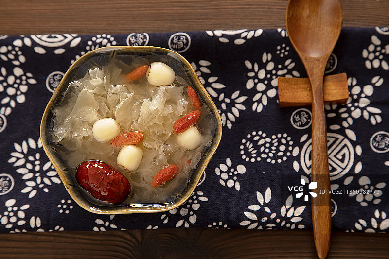 一碗银耳莲子羹图片素材