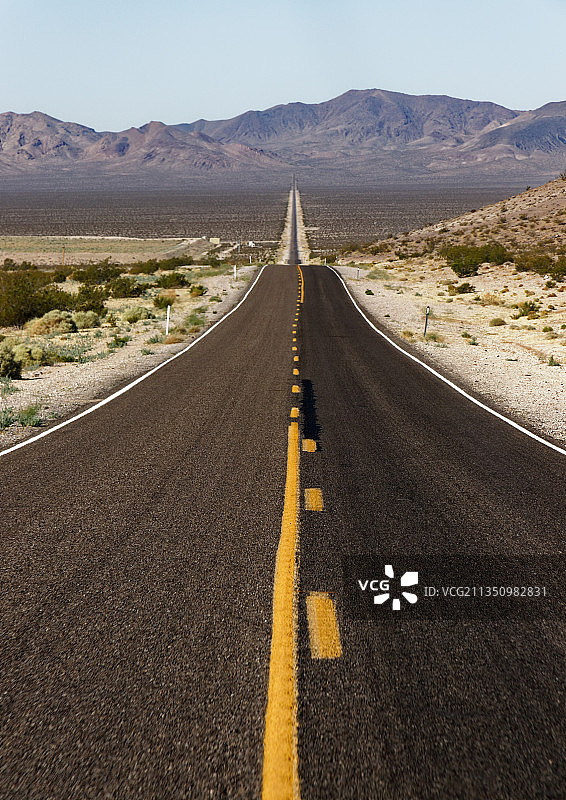 美国加利福尼亚州因约县的空旷道路图片素材