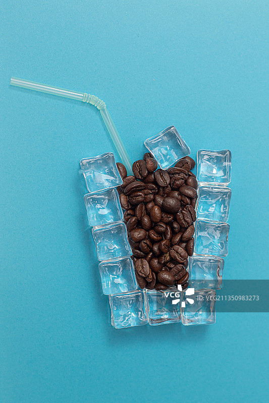 蓝色背景下的一杯冰块和咖啡豆，俄罗斯图片素材