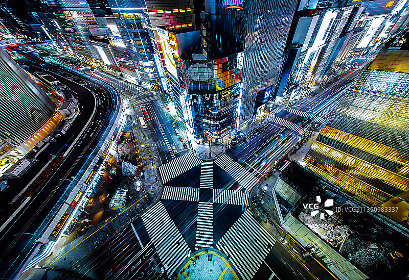 夜晚城市街道灯火通明图片素材