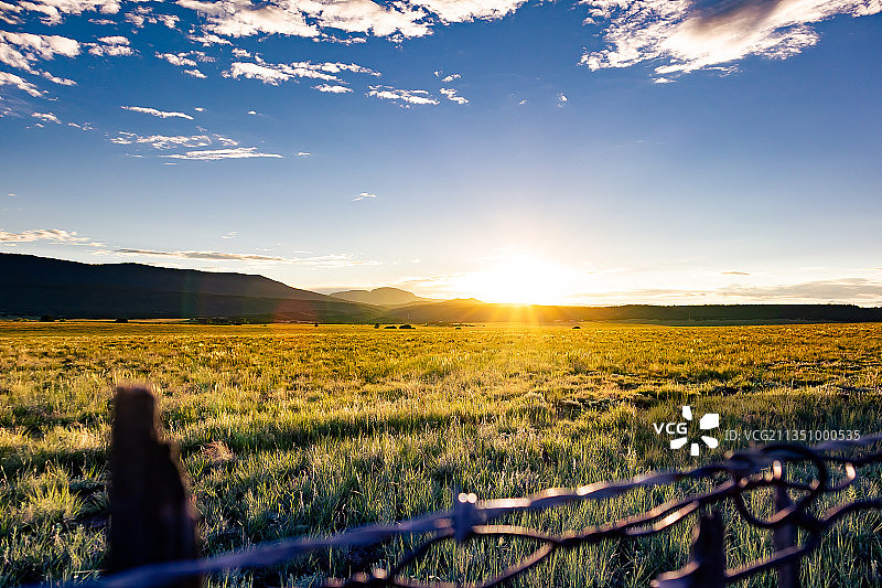 日落时分美国新墨西哥州陶斯的天空下的田野风光图片素材