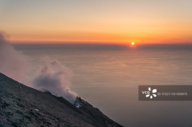 意大利斯特龙博利日落火山口风光图片素材