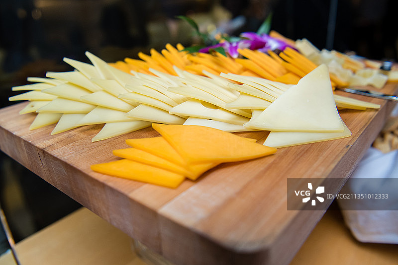 砧板上的菠萝切片特写图片素材