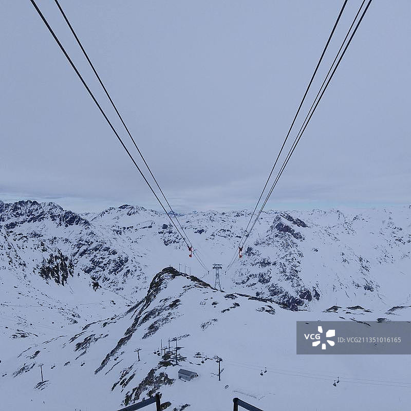 天空下的滑雪缆车仰视图片素材