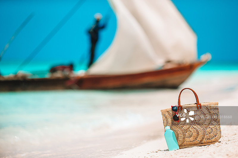 海滩配件：草编包、帽子和太阳镜图片素材