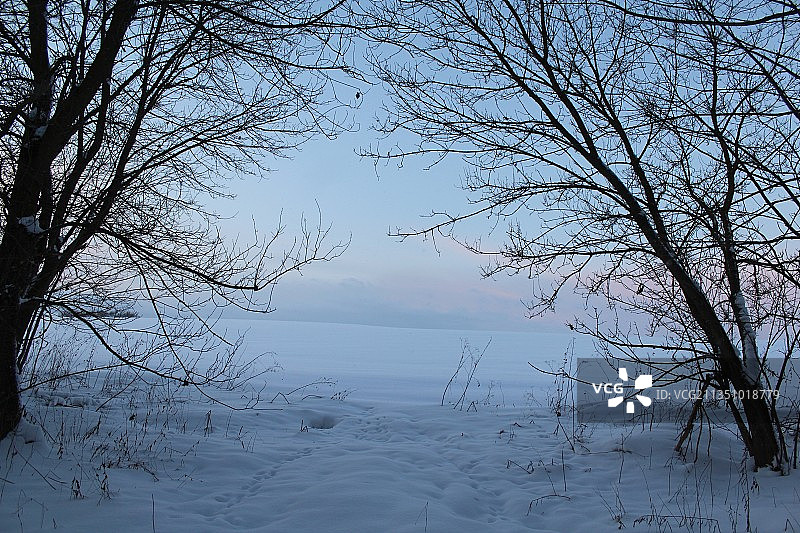 白雪覆盖的风景在天空的衬托下图片素材