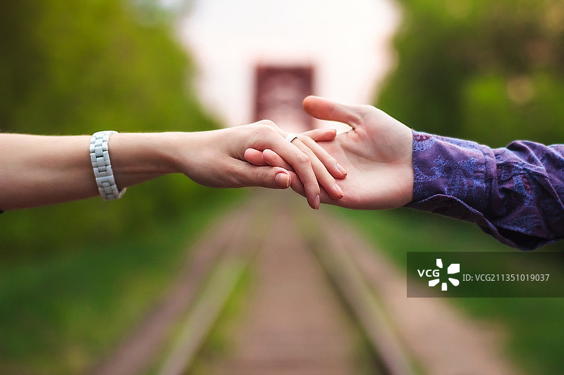 情侣在俄罗斯的铁轨上牵手图片素材