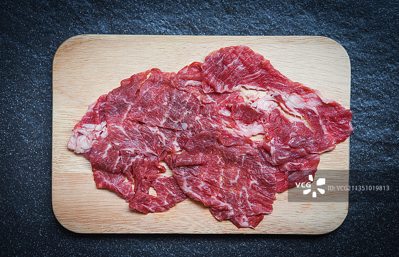 高角度拍摄的砧板上的肉图片素材