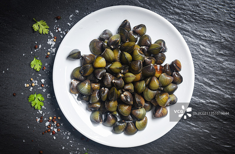 高角度拍摄的盘中橄榄图片素材