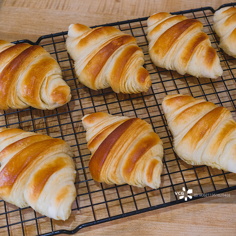冷却架上的羊角面包高角度视图图片素材