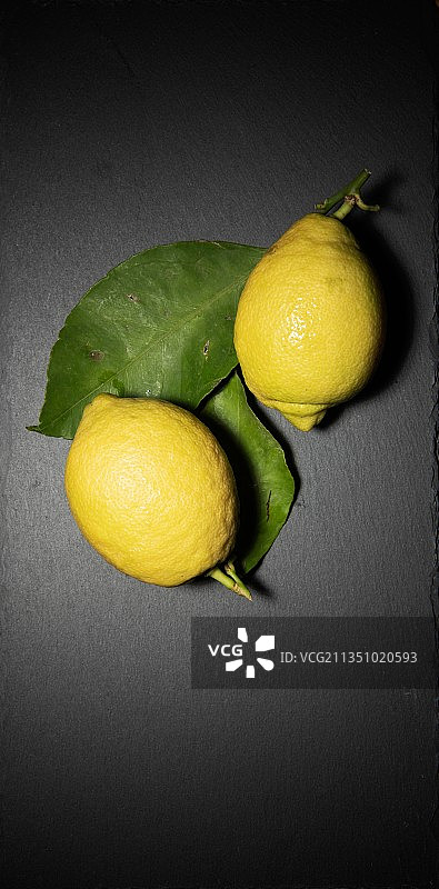 英国贝德福德桌子上柠檬的高角度景观图片素材