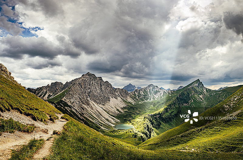 奥地利山脉的壮丽全景图片素材