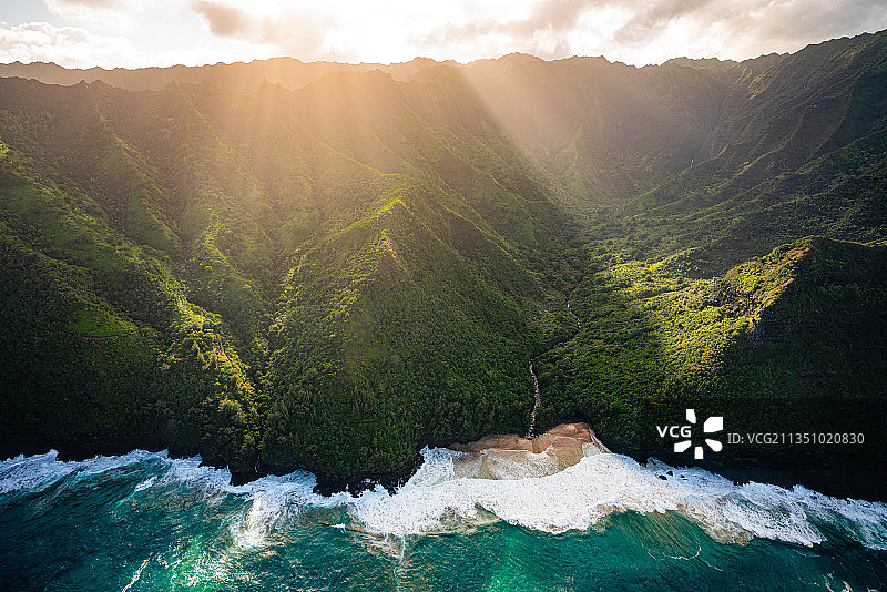 海和山在天空的风景图片素材